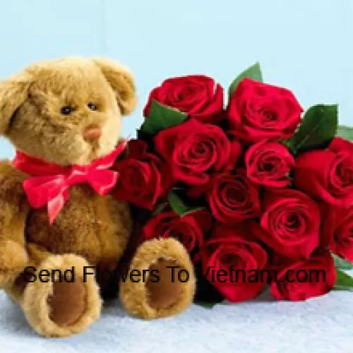 Ramo de 12 rosas rojas con relleno de temporada y un lindo osito de peluche marrón