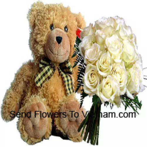 Bouquet aus 18 weißen Rosen mit saisonalen Füllern und einem niedlichen, 14 Zoll großen braunen Teddybären