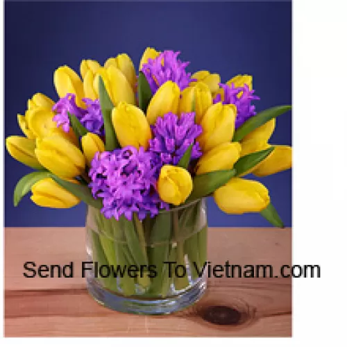 Tulipani Gialli Disposti in Modo Splendido in un Vaso di Vetro - Si prega di notare che in caso di non disponibilità di determinati fiori stagionali, gli stessi saranno sostituiti con altri fiori dello stesso valore