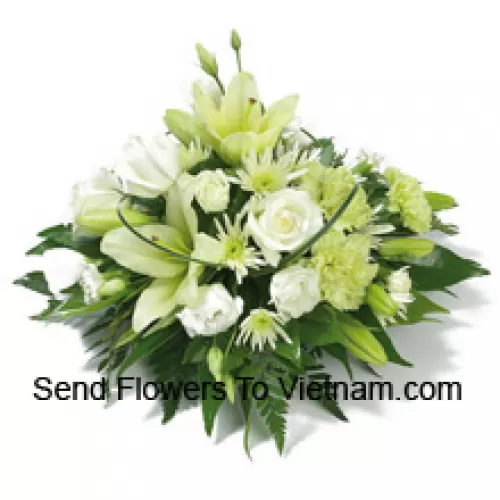 ترتيب جميل من الورود البيضاء والقرنفل الأبيض والزنبق الأبيض والزهور البيضاء المتنوعة مع ملء موسمي