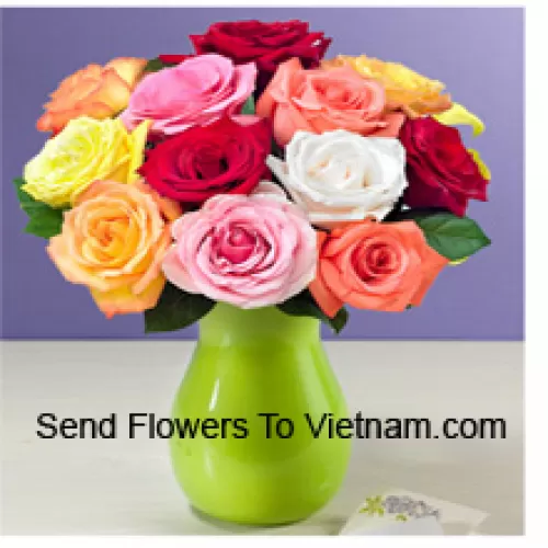 12 gemischte farbige Rosen mit einigen Farnen in einer Vase
