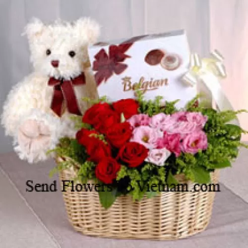 Cesto di rose rosse e rosa, una scatola di cioccolatini e un tenero orsacchiotto