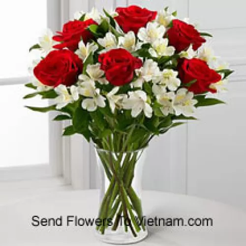 6 ورود حمراء مع أزهار بيضاء متنوعة وملء في وعاء زجاجي