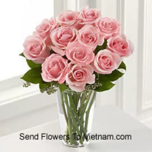 12 Rose Rosa con alcune Felci in un Vaso