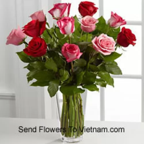 4 rosas rojas, 4 rosas rosadas y 4 rosas de tono dual con relleno de temporada en un florero de vidrio