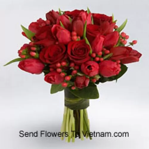 Strauß aus roten Rosen und roten Tulpen mit roten saisonalen Füllstoffen.