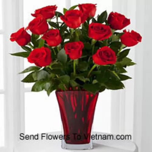 12 Rose Rosse con alcune Felci in un Vaso