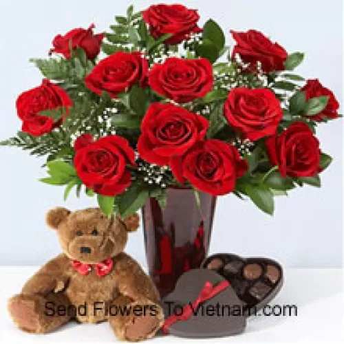 12 rote Rosen mit einigen Farnen in einer Vase, niedlicher brauner 10 Zoll Teddybär und eine herzförmige Schokoladenbox.